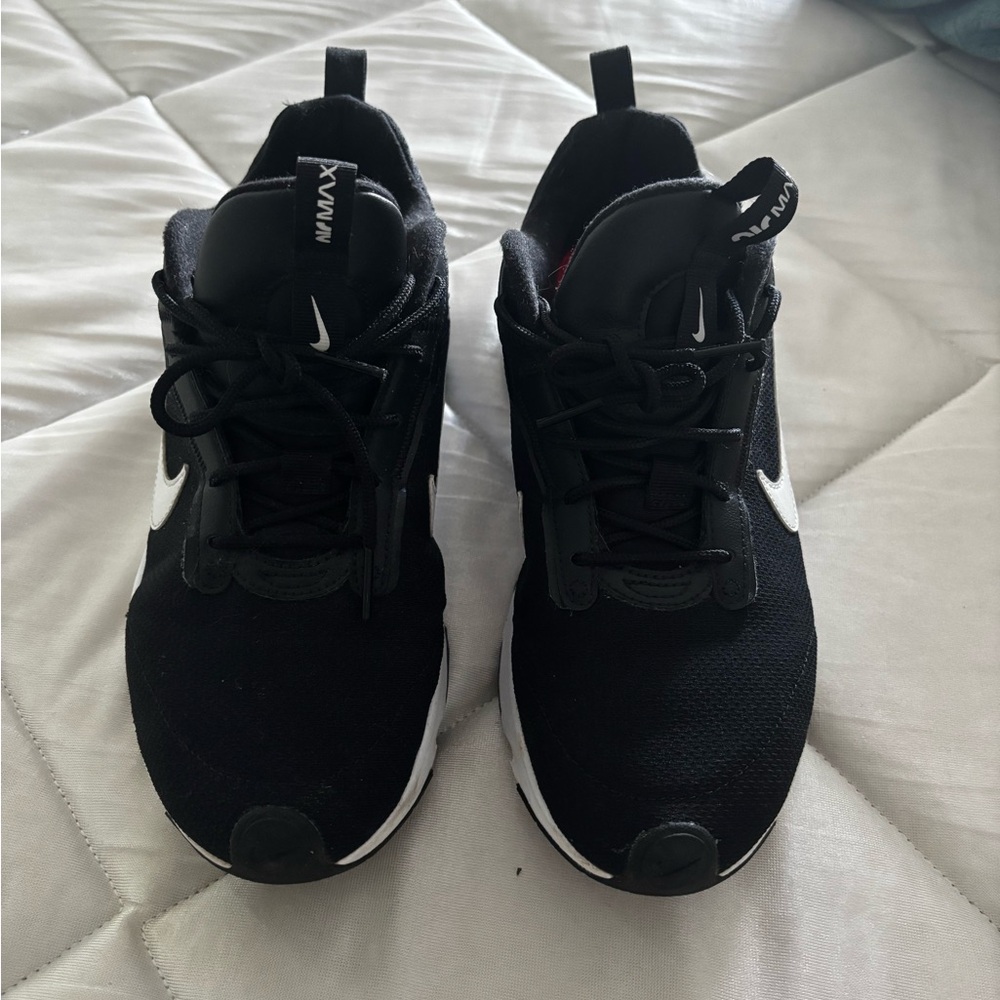 Nike Men's Black and White Sneakers